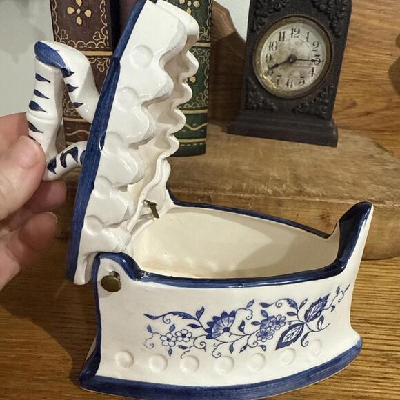VTG Delft Style Blue White Porcelain Flat Iron Dresser Trinket Jewelry Box - Picture 5 of 9